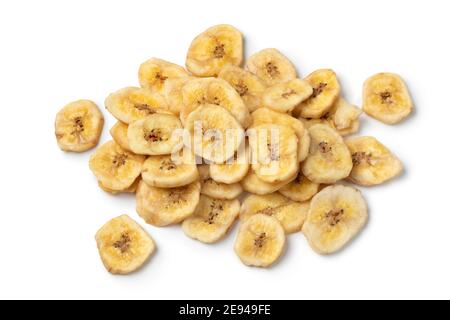 Cumulo di gocce di banana dolci essiccate da vicino isolato su sfondo bianco Foto Stock