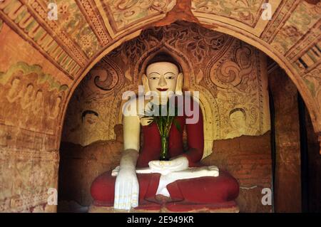 BAGAN, MYANMAR - 18 NOVEMBRE 2015: Enorme statua colorata di Buddha nel tempio, da sotto colpo di colorata statua di Buddha nel tempio ornamentale. Mingalaze Foto Stock