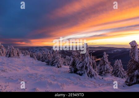 maestoso tramonto nel paesaggio montano invernale, kralicky sneznik in repubblica ceca. europa Foto Stock