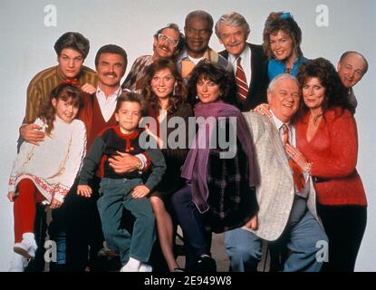 Burt Reynolds, Marilu Henner, Charles Durning, Michael Jeter, Hal Holbrook, Elizabeth Ashley, Ossie Davis, Ann Wedgeworth, Jay R. Ferguson, Candace Hutson, Jacob Parker, Alexa Vega in una pubblicità ancora da 'sera ombra ' circa 1993 Foto Stock