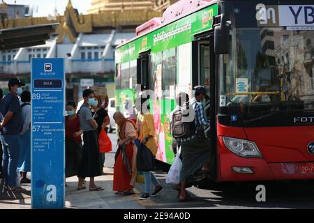 Yangon, Myanmar. 2 Feb 2021. I passeggeri sono visti presso una fermata dell'autobus a Yangon, Myanmar, 2 febbraio 2021. La maggior parte dei ministri regionali e statali sono stati rilasciati martedì dopo la detenzione di un giorno da parte dei militari, un alto funzionario militare ha detto a Xinhua. Il Consigliere di Stato del Myanmar Aung San Suu Kyi, il Presidente U Win Myint e altri alti funzionari della Lega nazionale per la democrazia (NLD) al governo erano stati arrestati dall'esercito all'inizio di lunedì. L'Ufficio del Presidente ha dichiarato lo stato di emergenza per un anno e il potere statale è stato consegnato al Comandante in Capo di Defe Foto Stock