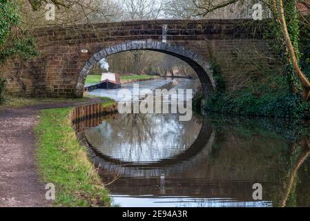 Un narrowboat singolo ormeggiato sul canale Leeds Liverpool AT Withnell Fold in Lancashire Foto Stock