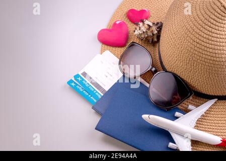 Romantic Airplane Travel Preparation concept oggetti, documenti, dollari degli stati uniti, passaporti, biglietti d'imbarco, bicchieri, cappello e spazio per Foto Stock