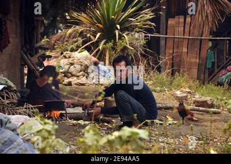 CHIANG mai, THAILANDIA - 1 MARZO 2013: Persone che vivono in un villaggio povero. Vista dello stile di vita delle persone etniche che vivono nel villaggio tradizionale tribù orientale. Foto Stock