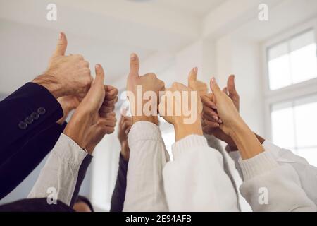 Business team, successo, thumbs up gesture concetto Foto Stock