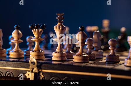 Scacchiera con scacchi su sfondo blu. Concetto di idee aziendali e di idee di concorrenza e strategia. Foto Stock