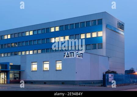 Magdeburgo, Germania. 29 gennaio 2021. Negli uffici del produttore di impianti "FAM", la luce è già accesa la mattina presto. Credit: Stefano Nosini/dpa-Zentralbild/ZB/dpa/Alamy Live News Foto Stock