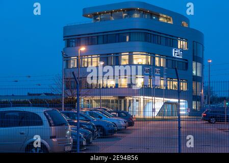 Magdeburgo, Germania. 29 gennaio 2021. Negli uffici del produttore di impianti "FAM", la luce è già accesa la mattina presto. Credit: Stefano Nosini/dpa-Zentralbild/ZB/dpa/Alamy Live News Foto Stock