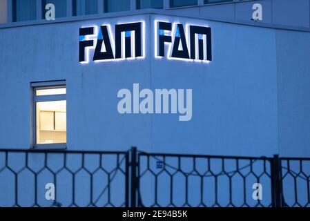 Magdeburgo, Germania. 29 gennaio 2021. Negli uffici del produttore di impianti "FAM", la luce è già accesa la mattina presto. Credit: Stefano Nosini/dpa-Zentralbild/ZB/dpa/Alamy Live News Foto Stock