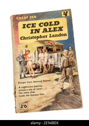 Ice Cold in Alex, una storia di guerra di Christopher Landon pubblicato come libro cartaceo da Pan nel 1959 pubblicato per la prima volta nel 1957 Foto Stock