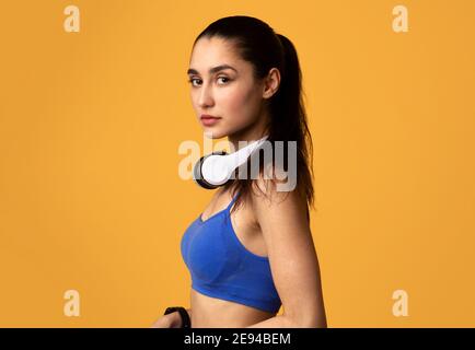 Ritratto di giovane donna in cuffia sportiva Foto Stock