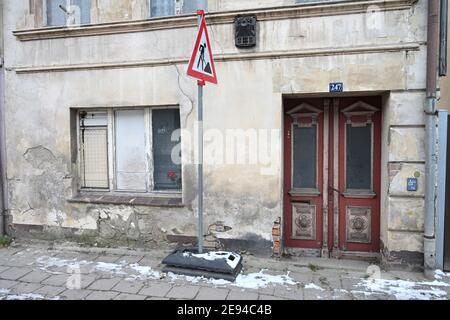 Loitz, Germania. 01 Feb 2021. Case vuote si trovano nel centro della città di Loitz, nel quartiere di Vorpommern-Greifswald. Loitz è una città che ha perso quasi la metà dei suoi abitanti dalla caduta del muro di Berlino. Dopo la fine della guerra, anche diverse migliaia di rifugiati tedeschi trovarono qui una nuova casa. Credit: Stefan Sauer/dpa-Zentralbild/ZB/dpa/Alamy Live News Foto Stock