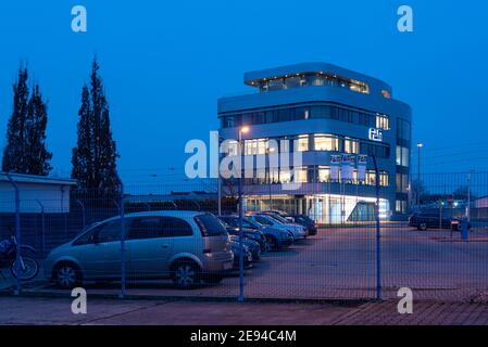 Magdeburgo, Germania. 29 gennaio 2021. Negli uffici del produttore di impianti "FAM", la luce è già accesa la mattina presto. Credit: Stefano Nosini/dpa-Zentralbild/ZB/dpa/Alamy Live News Foto Stock