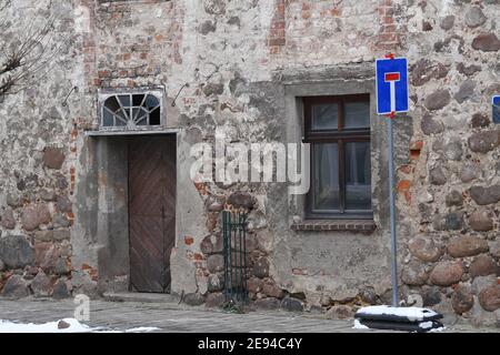 Loitz, Germania. 01 Feb 2021. Case vuote si trovano nel centro della città di Loitz, nel quartiere di Vorpommern-Greifswald. Loitz è una città che ha perso quasi la metà dei suoi abitanti dalla caduta del muro di Berlino. Dopo la fine della guerra, anche diverse migliaia di rifugiati tedeschi trovarono qui una nuova casa. Credit: Stefan Sauer/dpa-Zentralbild/ZB/dpa/Alamy Live News Foto Stock