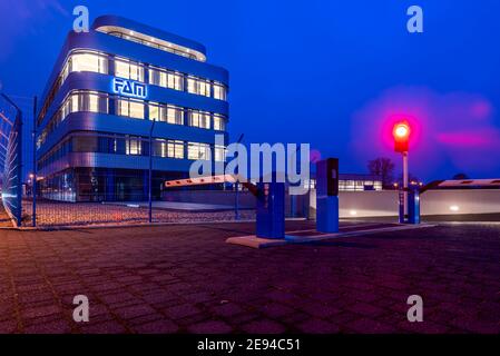 Magdeburgo, Germania. 29 gennaio 2021. Negli uffici del produttore di impianti "FAM", la luce è già accesa la mattina presto. Credit: Stefano Nosini/dpa-Zentralbild/ZB/dpa/Alamy Live News Foto Stock