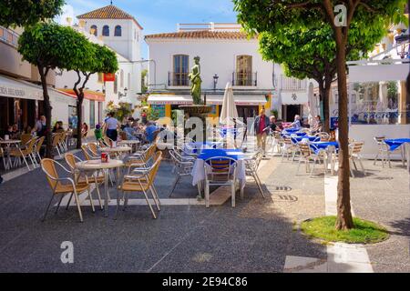 Tutte le piazze del centro storico di Estepona sono piene di terrazze di ristoranti e bar dove si gode la gente sole e bel tempo in sono Foto Stock