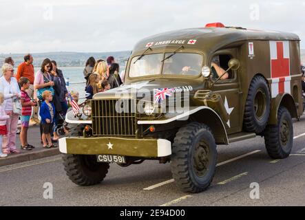 Il personale di guerra e il veicolo di Ambulance prendono parte al Carnevale di Weymouth a Weymouth, Dorset UK in agosto Foto Stock