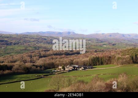 Vista sulla Lyth Valley Cumbria guardando a ovest da Scout Scar verso le campane del Lake District National Park. Foto Stock