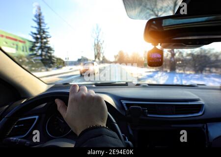 Guidare un'auto con un videoregistratore su un soleggiato giorno Foto Stock