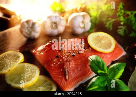 delizioso salmone crudo in spezie da forno Foto Stock