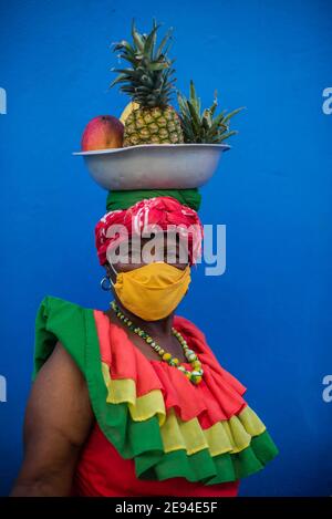 Cartagena, Colombia Febbraio 2021: Donne frutta venditori frutta donna di nome Palenquera che indossa la maschera durante il viaggio Pandemic COVID 19 Foto Stock