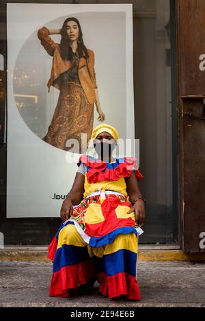 Cartagena, Colombia Febbraio 2021: Donne frutta venditori frutta donna di nome Palenquera che indossa la maschera durante il viaggio Pandemic COVID 19 Foto Stock