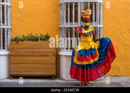 Cartagena, Colombia Febbraio 2021: Donne frutta venditori frutta donna di nome Palenquera che indossa la maschera durante il viaggio Pandemic COVID 19 Foto Stock