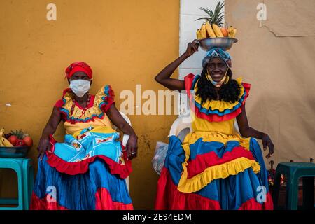 Cartagena, Colombia Febbraio 2021: Donne frutta venditori frutta donna di nome Palenquera che indossa la maschera durante il viaggio Pandemic COVID 19 Foto Stock