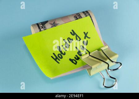 Dollari denaro in contanti in clip con testo scritto bilancio di vacanza, su copia spazio sfondo - concetto di pianificazione finanziaria di set budget per Christma Foto Stock