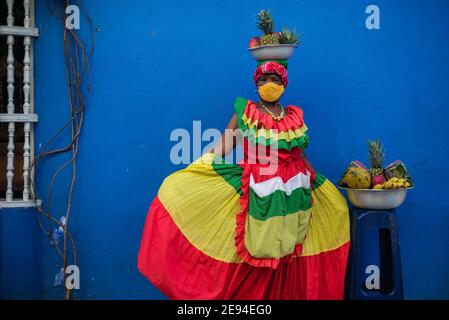 Cartagena, Colombia Febbraio 2021: Donne frutta venditori frutta donna di nome Palenquera che indossa la maschera durante il viaggio Pandemic COVID 19 Foto Stock