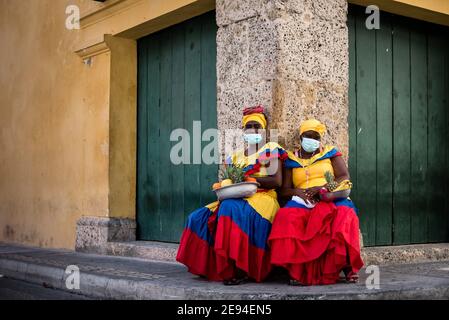 Cartagena, Colombia Febbraio 2021: Donne frutta venditori frutta donna di nome Palenquera che indossa la maschera durante il viaggio Pandemic COVID 19 Foto Stock