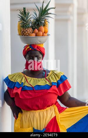 Cartagena, Colombia Febbraio 2021: Donne frutta venditori frutta donna di nome Palenquera che indossa la maschera durante il viaggio Pandemic COVID 19 Foto Stock