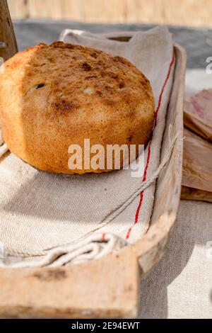 Rumeno tradizionale pane al mercato in stallo Foto Stock