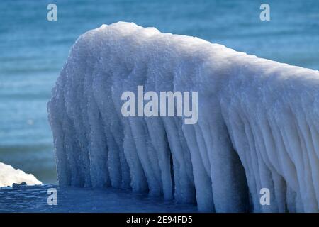 Accumulo di ghiaccio sulla recinzione sul molo Foto Stock