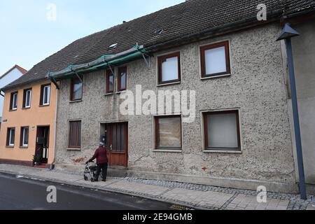 Loitz, Germania. 01 Feb 2021. Case vuote si trovano nel centro della città di Loitz, nel quartiere di Vorpommern-Greifswald. Loitz è una città che ha perso quasi la metà dei suoi abitanti dalla caduta del muro di Berlino. Dopo la fine della guerra, anche diverse migliaia di rifugiati tedeschi trovarono qui una nuova casa. Credit: Stefan Sauer/dpa-Zentralbild/ZB/dpa/Alamy Live News Foto Stock