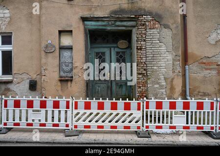 Loitz, Germania. 01 Feb 2021. Case vuote si trovano nel centro della città di Loitz, nel quartiere di Vorpommern-Greifswald. Loitz è una città che ha perso quasi la metà dei suoi abitanti dalla caduta del muro di Berlino. Dopo la fine della guerra, anche diverse migliaia di rifugiati tedeschi trovarono qui una nuova casa. Credit: Stefan Sauer/dpa-Zentralbild/ZB/dpa/Alamy Live News Foto Stock