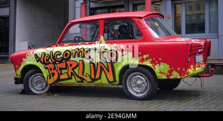 BERLINO, GERMANIA - Mar 03, 2020: Benvenuti a berlino dipingere su una vecchia automobile Trabant DDR che divenne un'attrazione turistica a Berlino, Germania Foto Stock