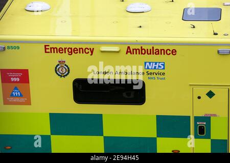 Londra, Regno Unito. 30 gennaio 2021. Un'altra closeup di un'ambulanza londinese attende fuori da una proprietà a Londra. Credit: SOPA Images Limited/Alamy Live News Foto Stock