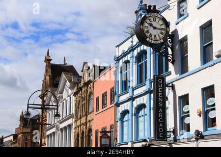 LEEDS, UK - 12 LUGLIO 2016: Vista sull'architettura britannica a Briggate Street nel centro di Leeds, UK. L'area urbana di Leeds conta 1.78 milioni di abitanti. Foto Stock