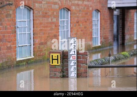 Il mulino Abbey Mill sul fiume Avon è influenzato da qualsiasi aumento del livello delle acque. Tewkesbury è un luogo di inondazione con i due fiumi, Avon e Sev Foto Stock