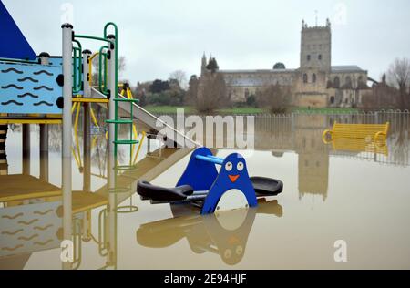 Il parco giochi per bambini sul campo di King George è allagato. Tewkesbury è un luogo di inondazione con i due fiumi, Avon e Severn entrambi in corso Foto Stock