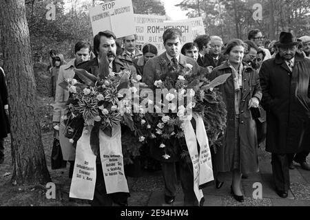 Bergen-Belsen, Germania, 27 ottobre 1979: SIMONE VEIL (2° da destra, ex detenuto nel campo di concentramento di Bergen-Belsen e attualmente Presidente del Parlamento europeo) insieme a ROM ROSE (2° da sinistra). La cerimonia di posa della corona il 27 ottobre 1979 durante un evento commemorativo per la persecuzione di Sinti e Rom nel terzo Reich nel sito commemorativo del campo di concentramento di Bergen-Belsen. Foto Stock