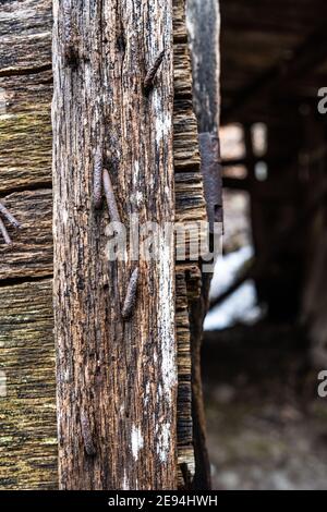 Primo piano dettagli di un vecchio fienile di legno. Foto Stock