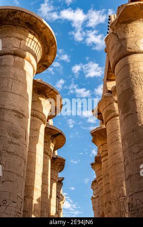 Colonne al tempio di Karnak, Luxor, Egitto, Africa Foto Stock