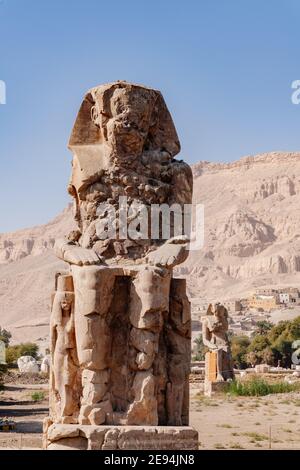 Egitto, Luxor, Cisgiordania, Colossi di statue di pietra massicce Memnon Foto Stock