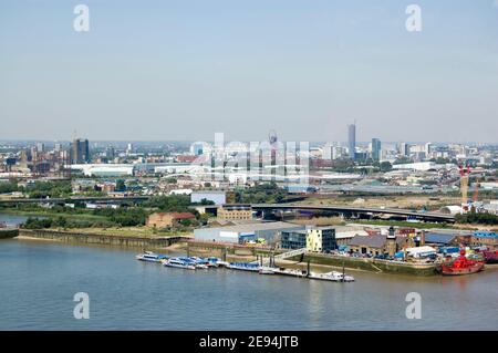 Veduta aerea di Newham, Londra Est. Con Trinity Buoy Wharf davanti e lo stadio di Stratford dietro. Foto Stock