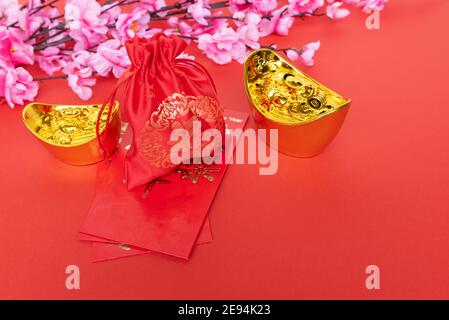 Sakura Blossom, busta rossa e lingotto d'oro su sfondo rosso Foto Stock