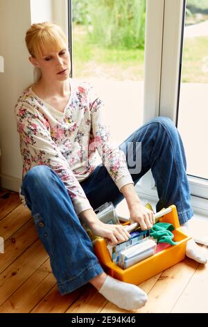 Donna stanca di fare lavoro domestico Foto Stock