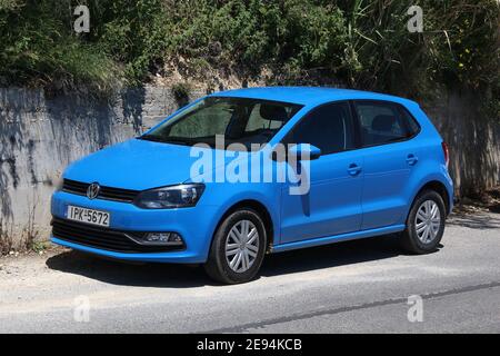 Corfù, Grecia - 2 giugno 2016: VW Polo berlina blu auto parcheggiate in Isola di Corfù, Grecia. Con 566 veicoli registrati per ogni mille abitanti della Grecia è b Foto Stock