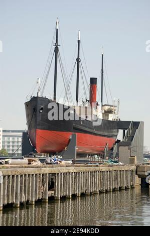 La nave a vapore più antica al mondo, la SS Robin. Costruita nel 1890, è ora in fase di restauro nel Royal Victoria Dock di Londra. Monumento storico viewe Foto Stock